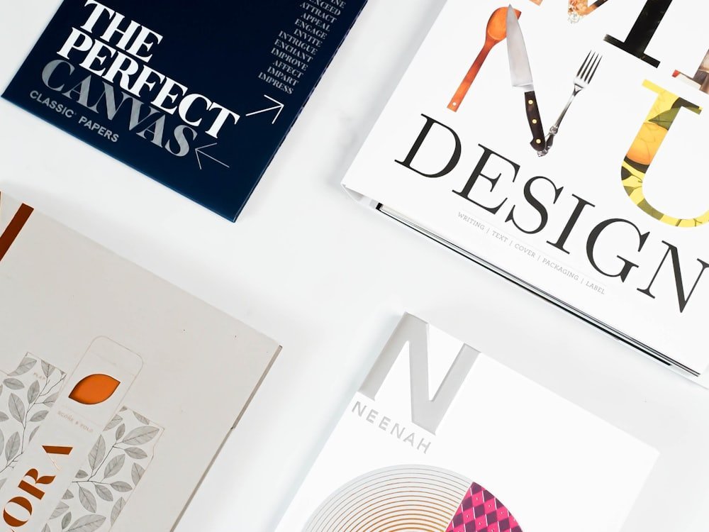 Ontwerpproeven en drukwerkmockups op een bureau