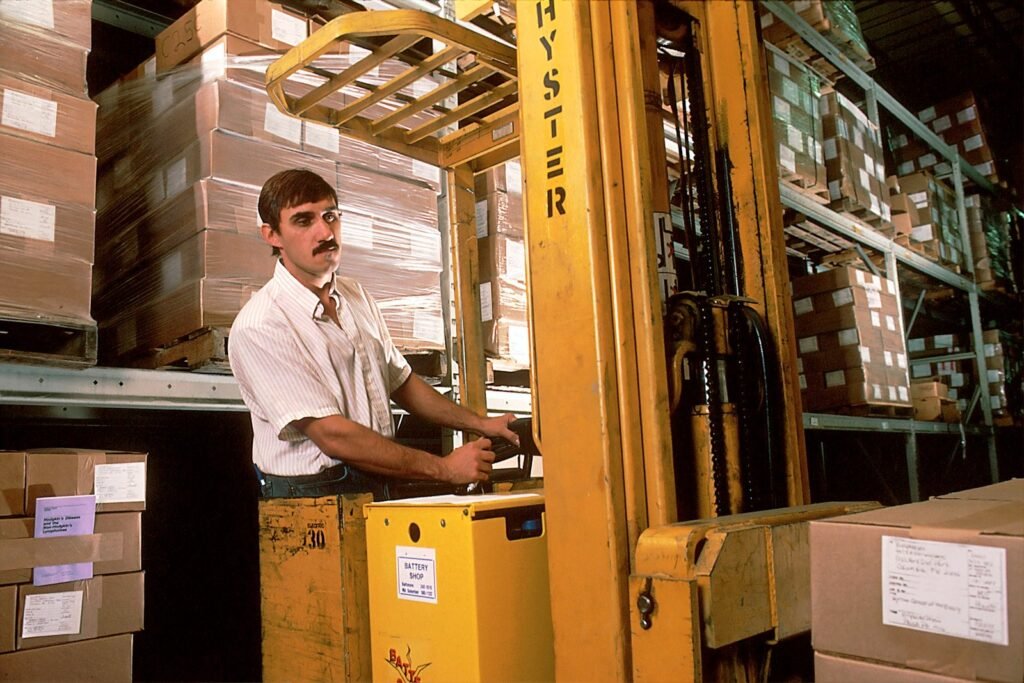 Heftruck verplaatst pallets in het magazijn