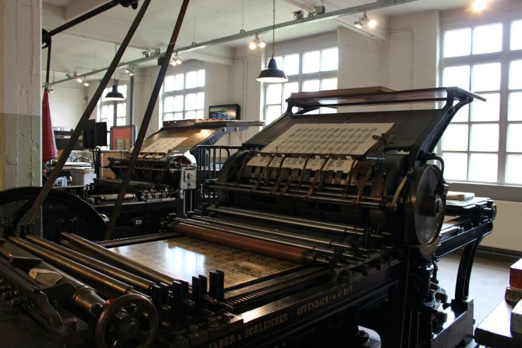 Detail van een drukmachine in de productiehal