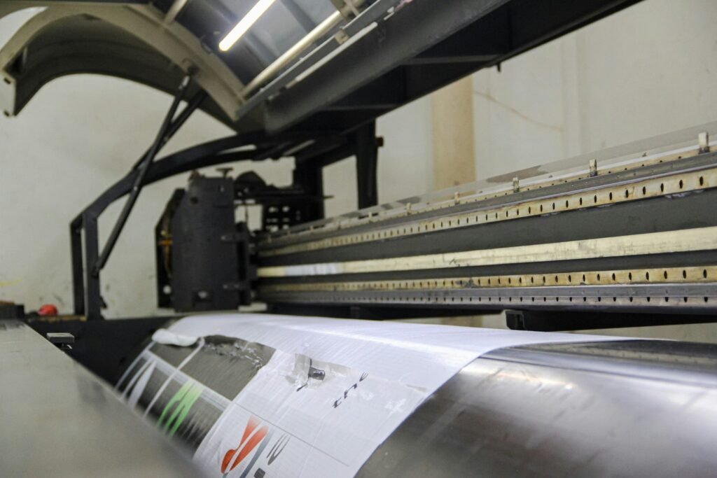 Snijmachine die bedrukte vellen op formaat brengt