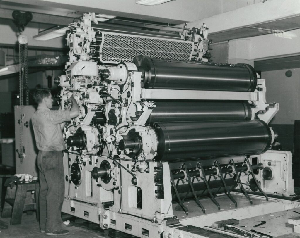 Operator aan het werk bij een drukmachine