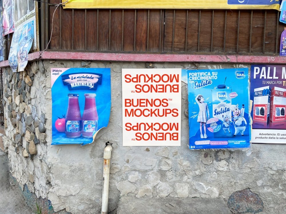 Affiches en posters op een buitenmuur