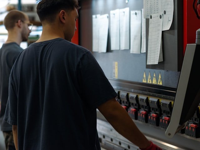 Medewerker aan het werk in de productie